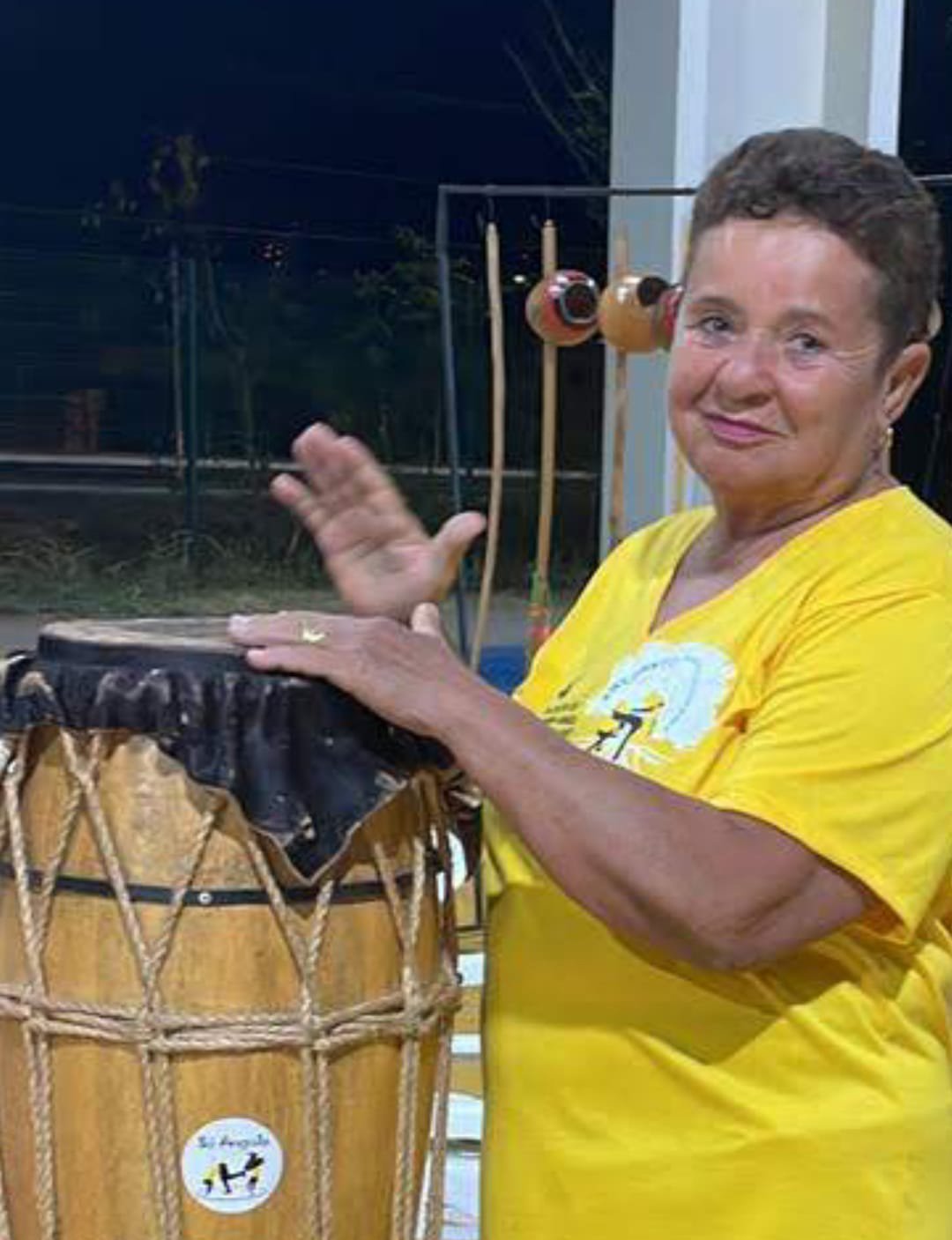 Participante tocando atabaque